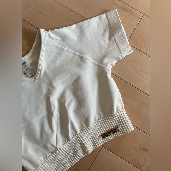 Bo & Tee Altitude Ribbed Waist Raglan Crop Top in Cream - Picture 4 of 6